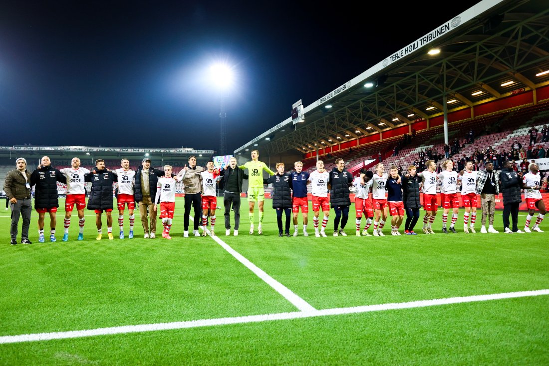 FFK feirer seieren etter eliteseriekampen i fotball mellom Fredrikstad og Viking på Fredrikstad stadion. (Foto: Thomas Andersen / NTB)