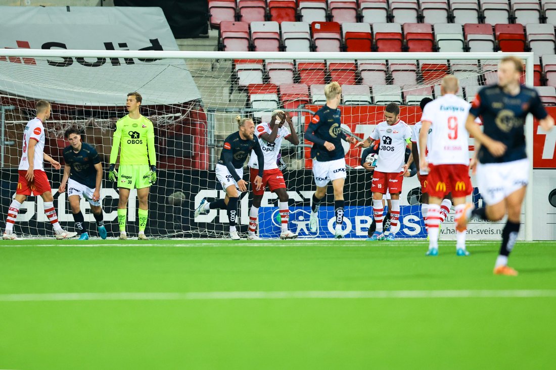 Viking reduserer til 2-3 under eliteseriekampen i fotball mellom Fredrikstad og Viking på Fredrikstad stadion. (Foto: Thomas Andersen / NTB)