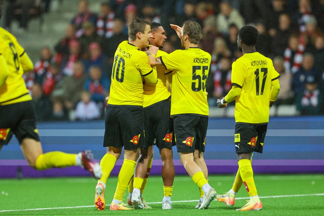 Lillestrøms Ruben Gabrielsen feirer utlikningen til 1-1 under eliteseriekampen i fotball mellom Fredrikstad og Lillestrøm på Fredrikstad Stadion. (Foto: Thomas Andersen / NTB)