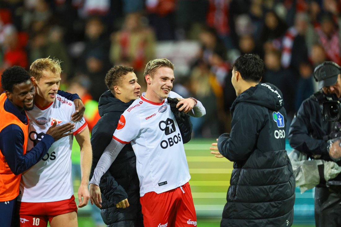 Fredrikstads Jeppe Kjær feirer 2-1-seieren i eliteseriekampen i fotball mellom Fredrikstad og Lillestrøm på Fredrikstad Stadion. (Foto: Thomas Andersen / NTB)