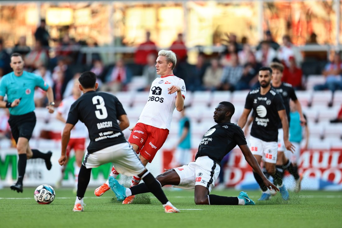 Fredrikstads Jeppe Kjær felles under eliteseriekampen i fotball mellom Fredrikstad og Odd på Fredrikstad stadion. (Foto: Thomas Andersen / NTB)