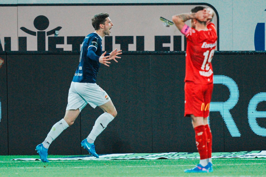 Strømsgodsets Logi Tómasson feirer etter 2-0-scoringen. (Foto: Stian Lysberg Solum / NTB)