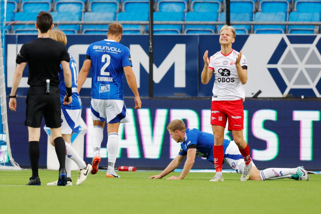 Morten Bjørlo fortvilte etter å ha brent en god sjanse tidlig i den andre omgangen. (Foto: Svein Ove Ekornesvåg / NTB)