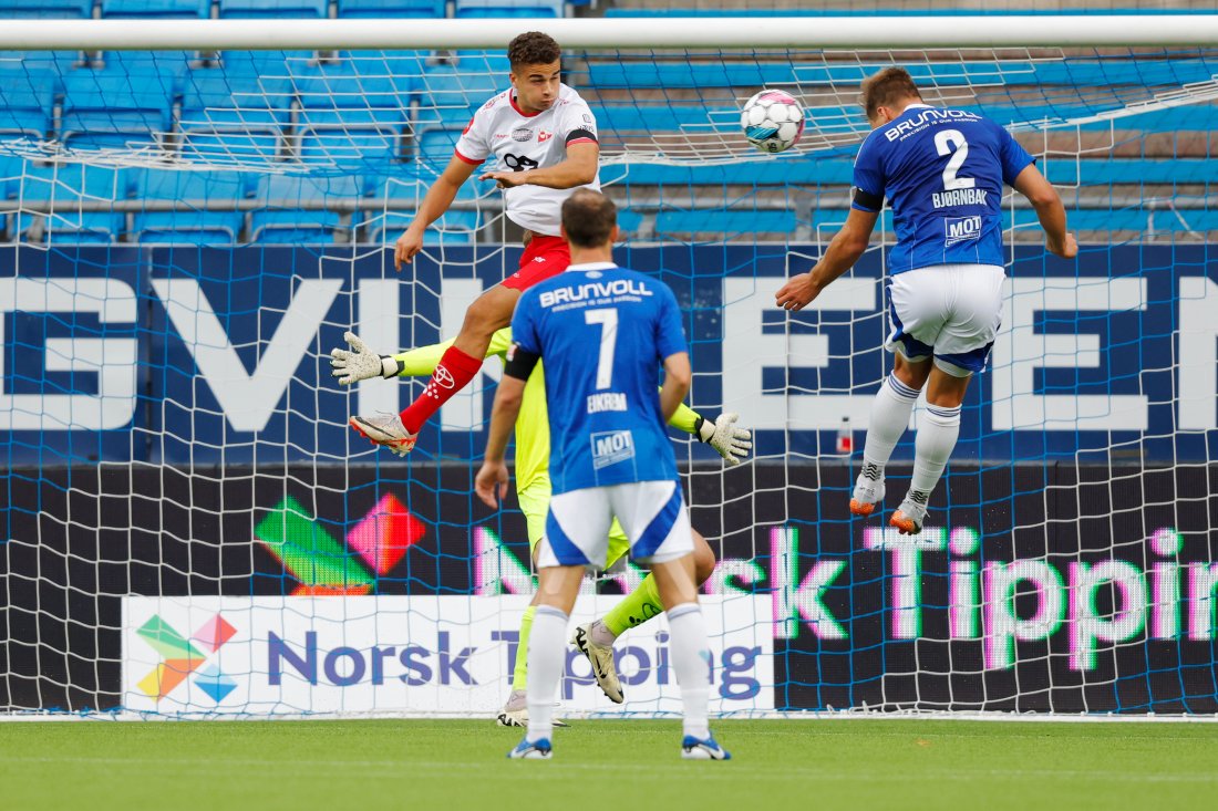 Moldes Martin Bjørnbak scorer 2-1 under eliteseriekampen i fotball mellom Molde og Fredrikstad på Aker Stadion. (Foto: Svein Ove Ekornesvåg / NTB)