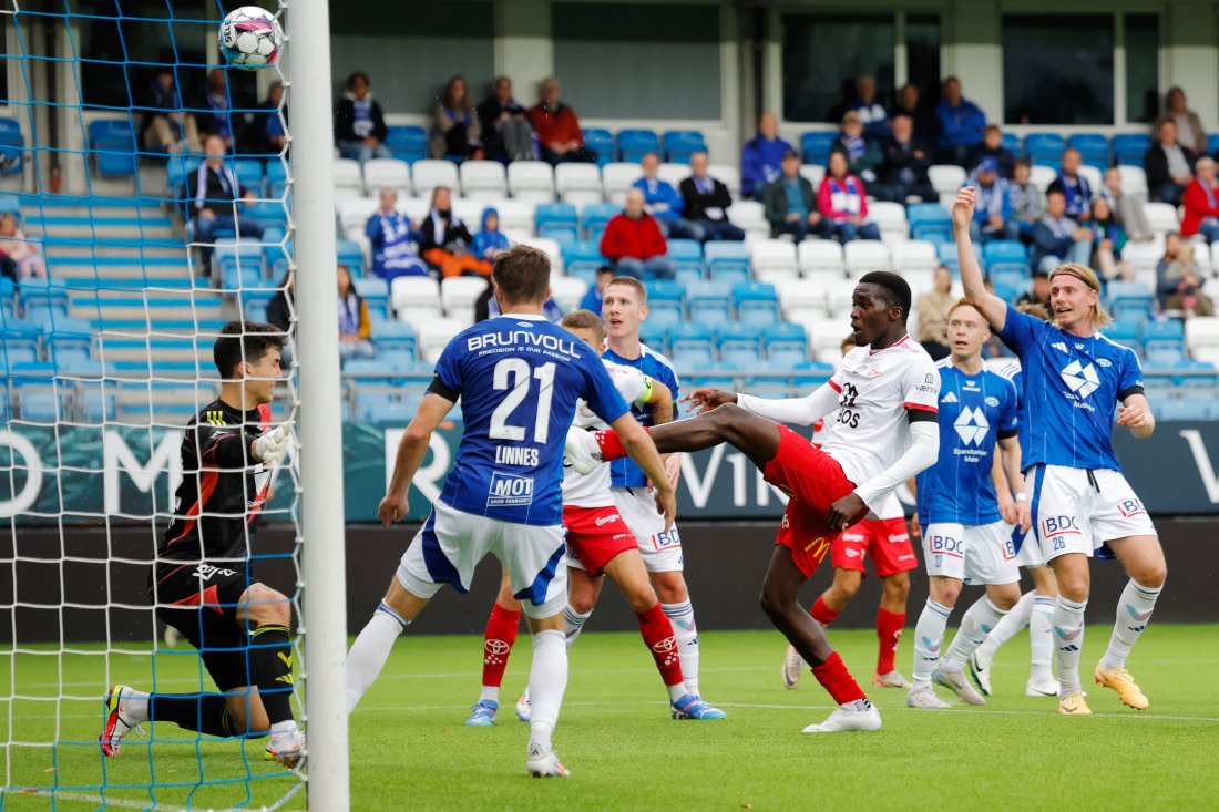 Moldes keeper Albert Posiadala redder Fallou Fall sitt forsøk sent i den første omgangen. (Foto: Svein Ove Ekornesvåg / NTB)