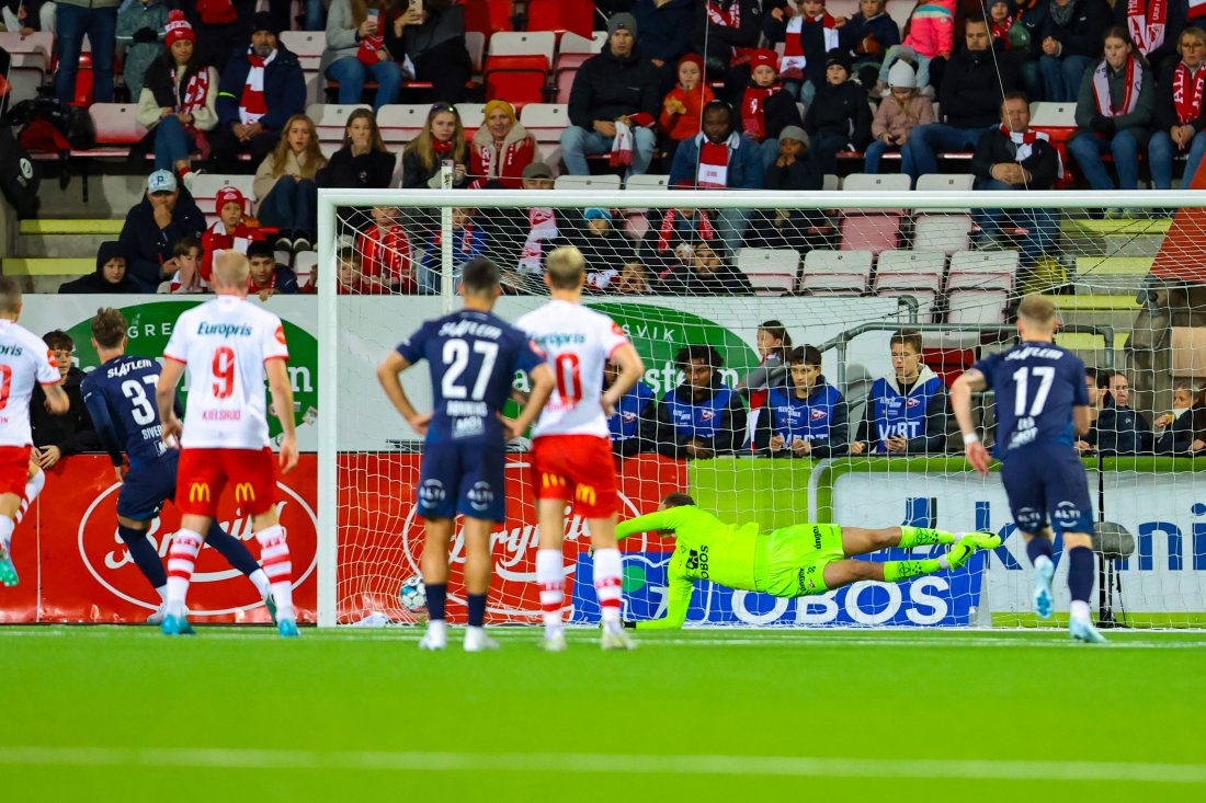 Jonathan Fischer var etter straffen, men nådde ikke frem. (Foto: NTB)