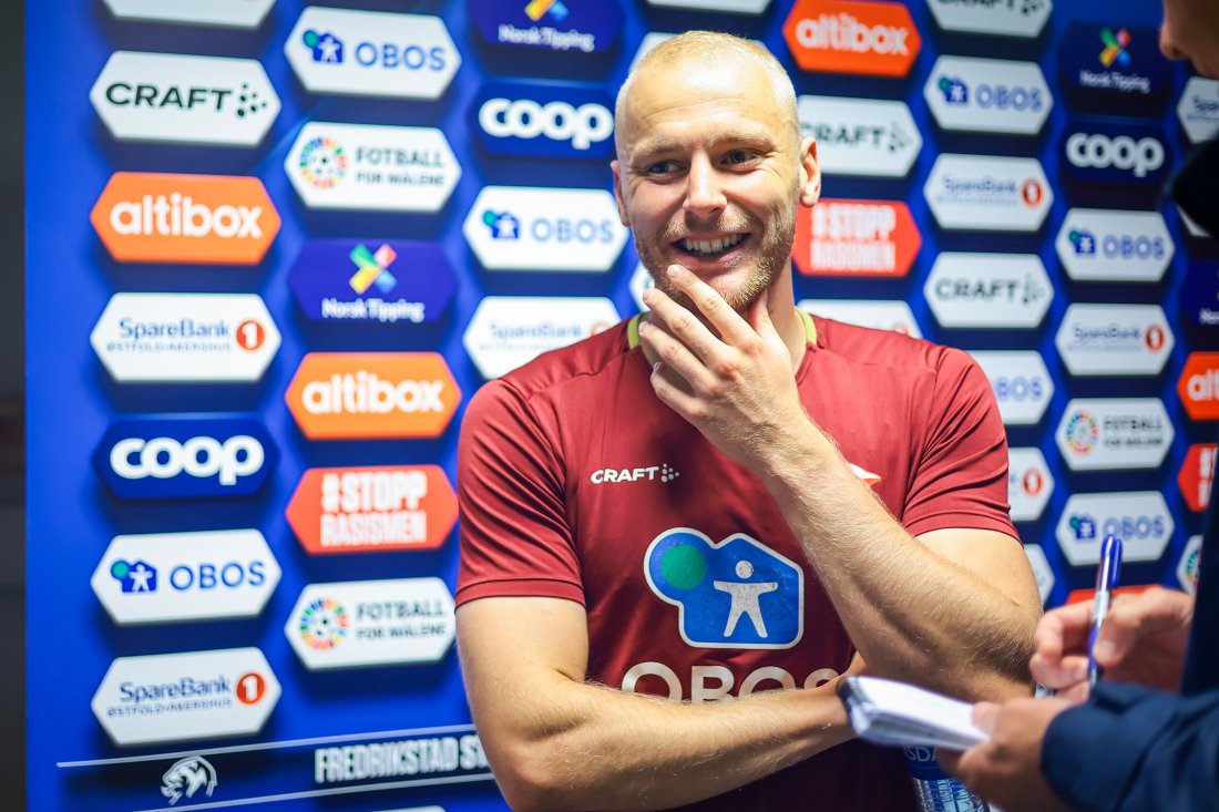 Norsk Tipping er generalpartner for hele norsk fotball, og pryder blant annet intervjuveggene i Mixed Zone. Her blir Sondre Sørløkk intervjuet etter 3-2-seieren mot Viking. (Foto: Thomas Andersen / NTB)