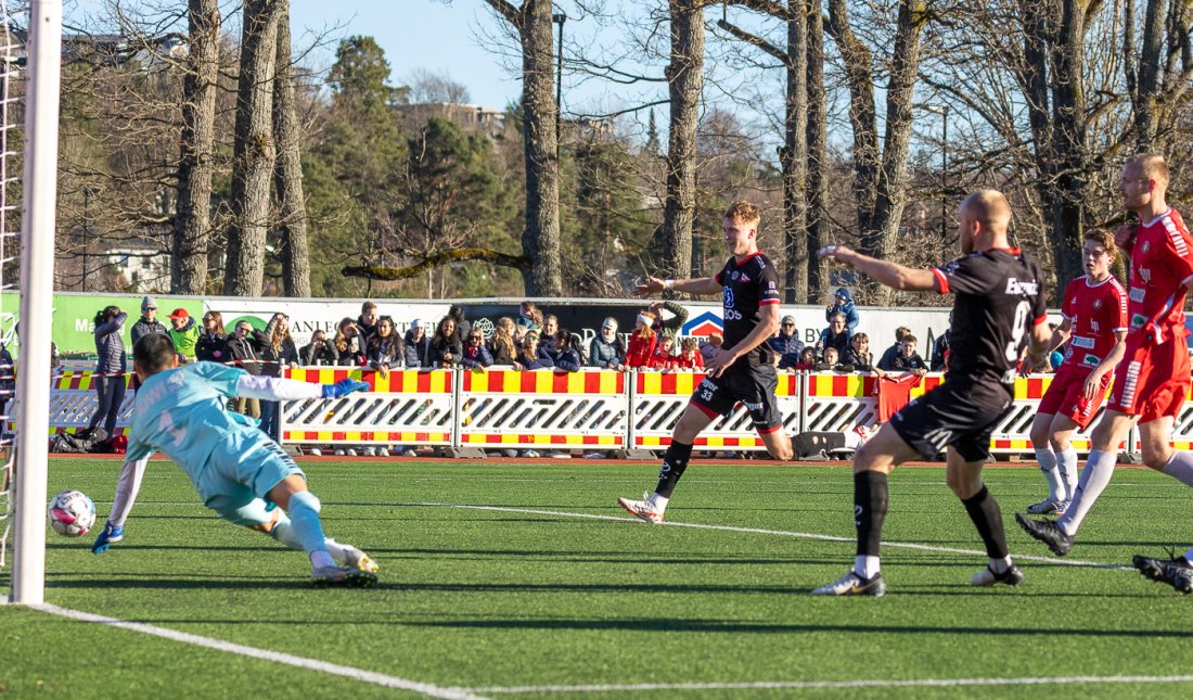 Stensland ser Kjelsrud Johansen sette inn 1-0 borte mot Drøbak/Frogn i NM tidligere i år. (Foto: Harry Johansson)