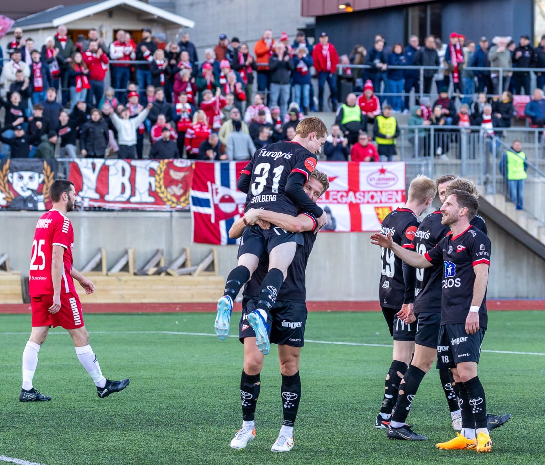 Solberg blir hyllet av lagkameratene sine etter at han scoret i sin debut. (Foto: Harry Johansson)