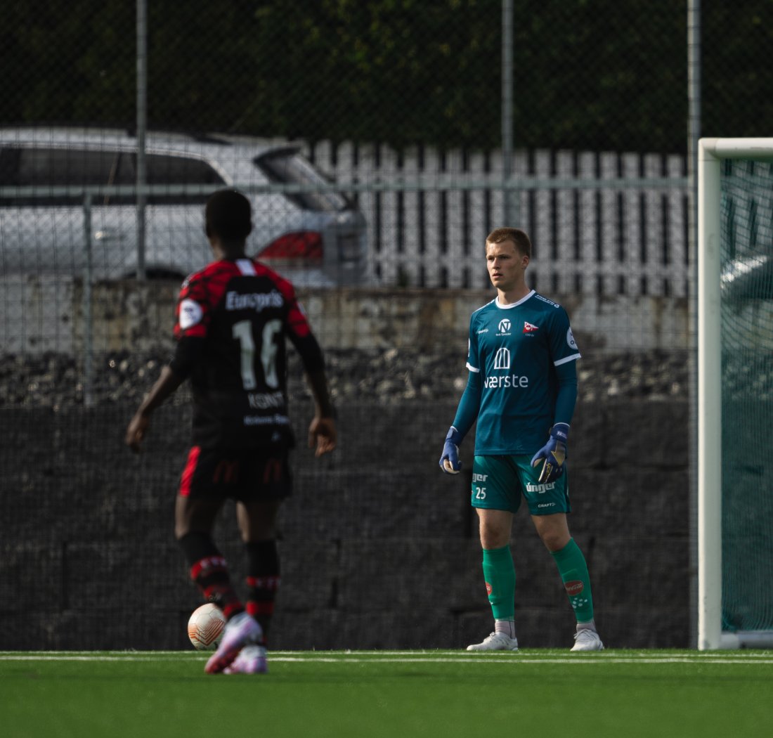 Ole Langbråten i aksjon under NM-kampen mot Sprint-Jeløy i 2023. Langbråten holdt nullen og FFK vant kampen 3-0. (Foto: Pedro Lemos)