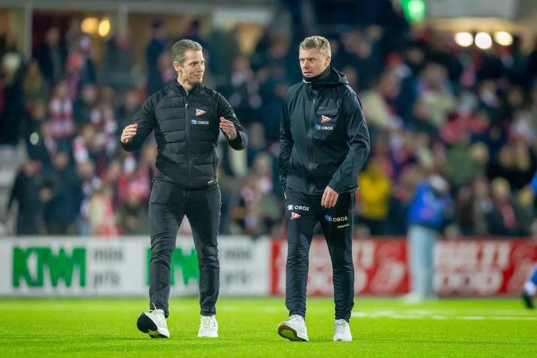 Sportssjef i FFK, Joacim Heier, sammen med hovedtrener Andreas Hagen etter semifinalen i NM i fotball mellom Fredrikstad og KFUM Oslo på Fredrikstad stadion. (Foto: Thomas Andersen / NTB)