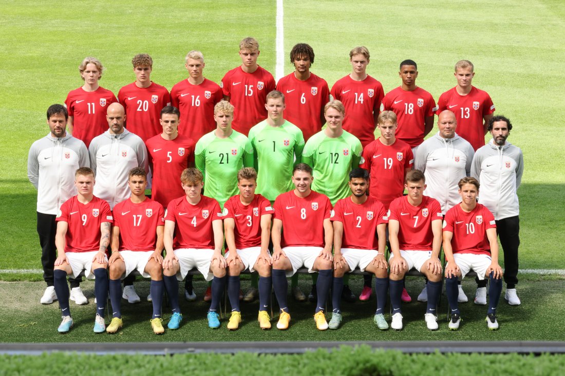 Benjamin Faraas (Nummer 19), og resten av Norge G19 før EM sommeren 2023. Også på bildet er nåværende FFK-spiller Henrik Skogvold, ikledd nummer 17. (Foto: Geir Olsen / NTB)