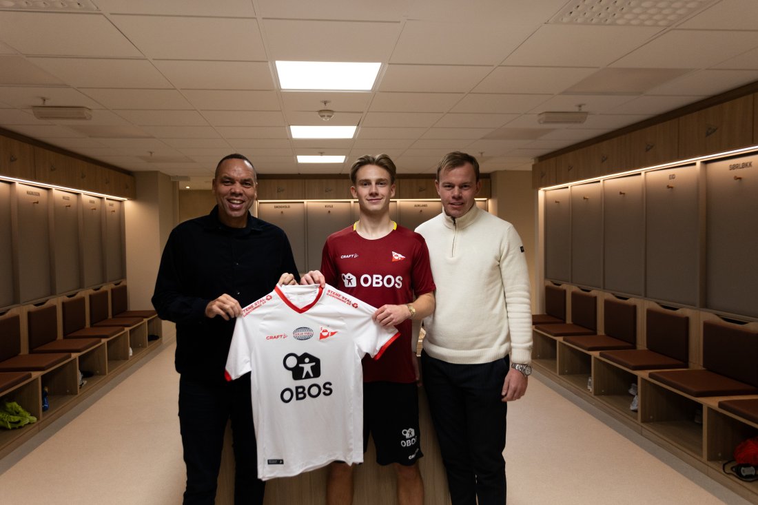 Benjamin Faraas sammen med agent Atta Aneke (t.v.) og FFK sin sportssjef Anders Jensen. (Foto: Erik Apenes / Qwerty AS)