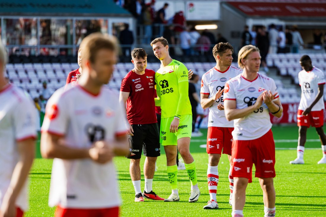 Tomas Lane takker Jonathan Fischer etter søndagens kamp mot KFUM. (Foto: Qwerty AS)