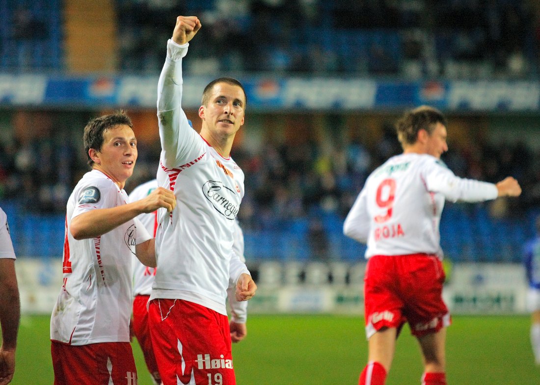 Fredrikstads Andreas Tegstrøm (t.h.) jubler etter 1-2 scoringen under eliteseriekampen mellom Molde og Fredrikstad på Aker Stadion i Molde. Gjestene vant 2-1. (Foto: Svein Ove Ekornesvåg / NTB)