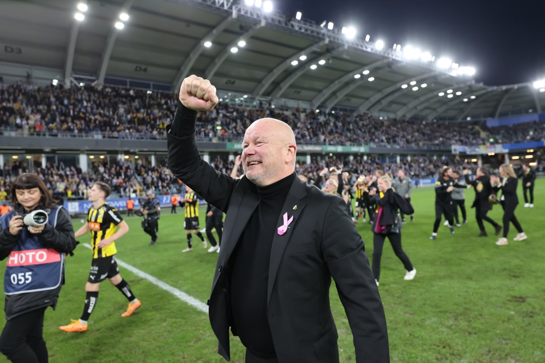 Daværende Häcken-trener Per-Mathias Høgmo feirer 4-0-seieren mellom IFK Gøteborg og BK Häcken på Gamla Ullevi som sikret Häcken sitt første SM-gull. (Foto: Adam Ihse / TT / NTB)