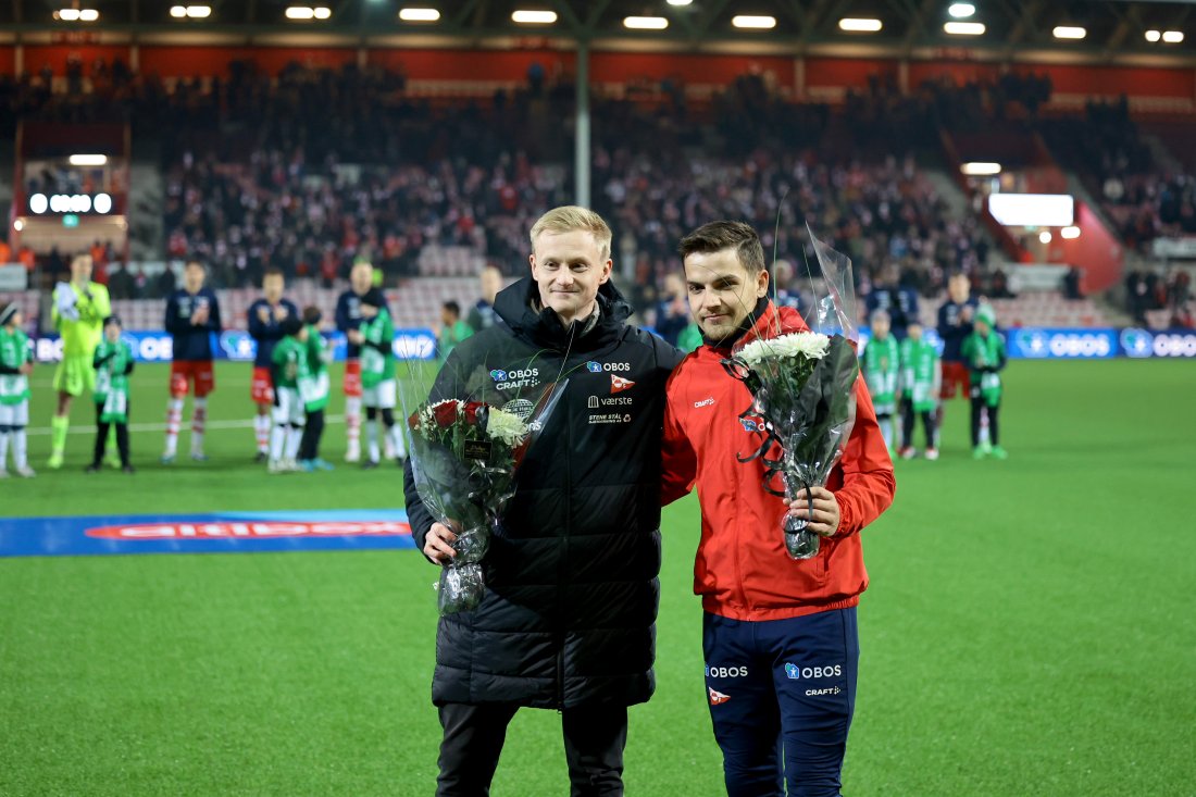 Oscar Aga (t.v) og Brandur Hendriksson ble takket av før kampen. (Foto: Thomas Andersen / NTB)