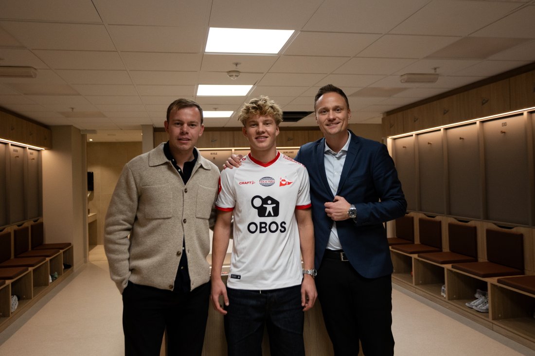 FFKs nysignering, Oskar Øhlenschlæger, her sammen med sportssjef Anders Jensen (t.v) og agent Christian Bysted (t.h)