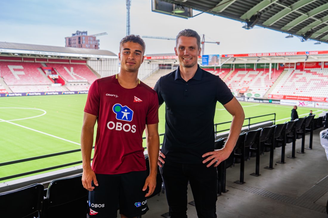 Joacim Heier ønsket Henrik Skogvold velkommen til FFK før dagens kamp. (Foto: Qwerty AS)