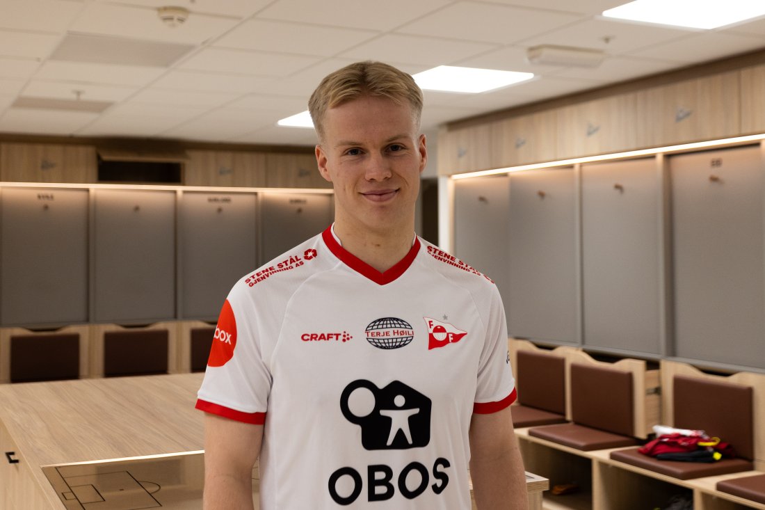 Jacob Hanstad på plass i sin nye garderobe. (Foto: Qwerty AS)