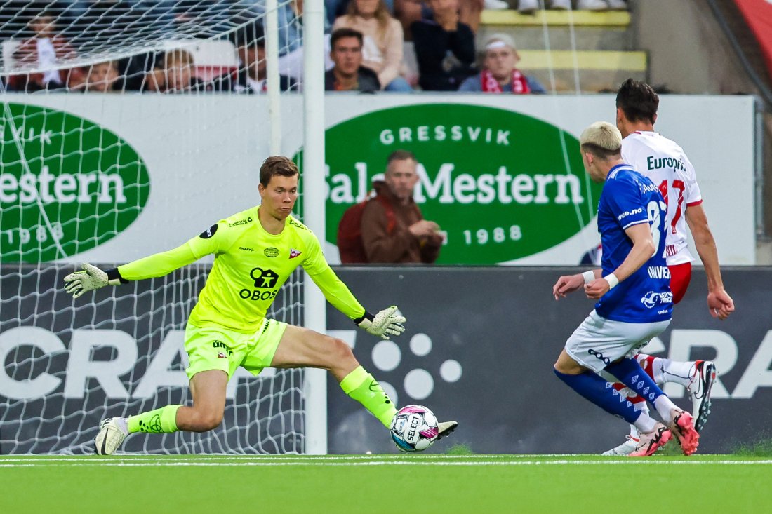 Bilde av Jonathan Fischer som reddet skuddet fra Haugesunds Sander Innvær på mesterlig vis med en benparade medsitt venstre bein.