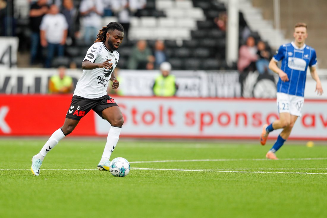 Leonard Owusu under eliteseriekampen mellom Odd og Haugesund på Skagerak Arena i 2023. (Foto: Frederik Ringnes / NTB)