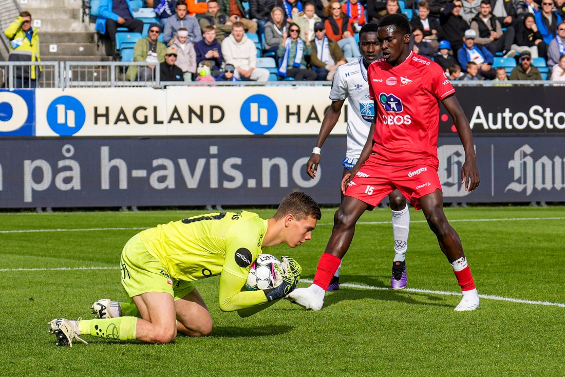 Jonathan Fischer hadde ingen vanskeligheter med å holde Sondre Liseths skudd i fast grep. (Foto: Jan Kåre Ness / NTB)