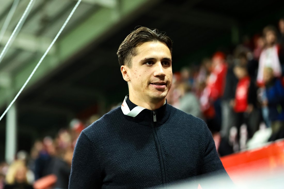 Fredrikstads Sigurd Kvile på tribunen under eliteseriekampen i fotball mellom Fredrikstad og Viking på Fredrikstad stadion. (Foto: Thomas Andersen / NTB)