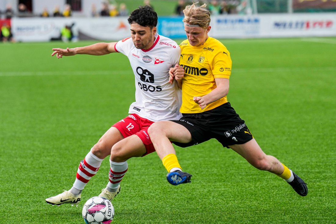 Patrick Metcalfe og Torjus Engebakken i duell under 4. runde Nammo Stadion. FFK vant kampen 3-2, og i dag er disse to lagkamerater. (Foto: NTB)