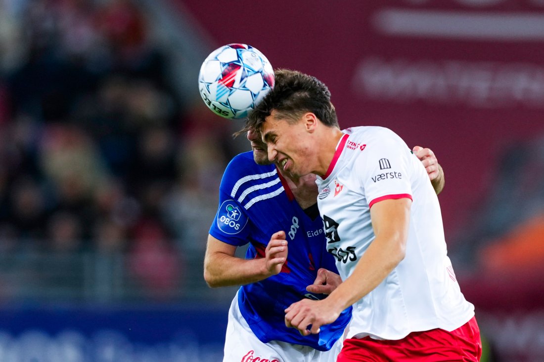 Fredrikstads Sigurd Kvile og Vålerengas Muamer Brajanac i kvartfinalen i NM i fotball mellom Vålerenga og Fredrikstad på Intility Arena. (Foto: Beate Oma Dahle / NTB)